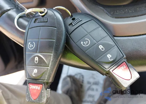 2019 Jeep Cherokee Latitude 4X4 z USA, uszkodzony, nr VIN 1C4PJMCB8KD139241